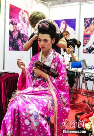 組圖：山東美業文化藝術節模特展現魅惑秀髮 吸引觀眾眼球