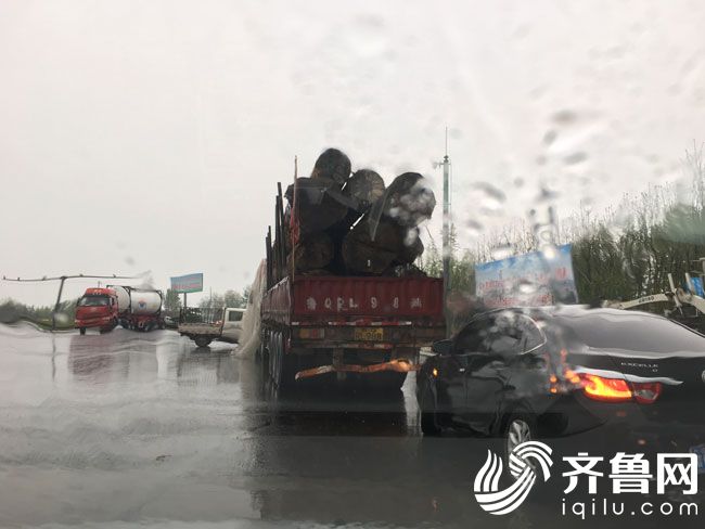 濟青高速昌樂段突降暴雨冰雹-能見度不足20米