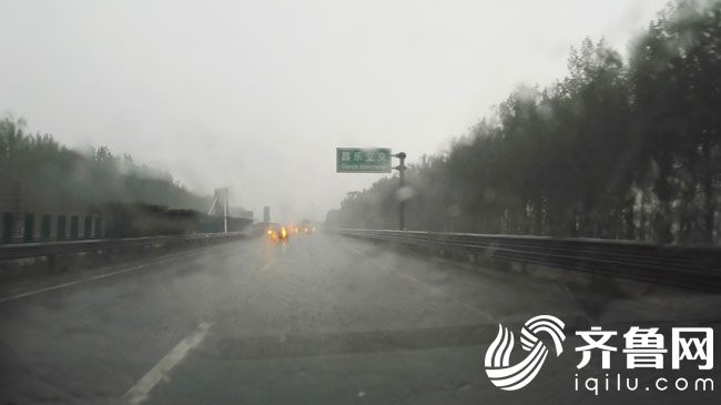 濟青高速昌樂段降暴雨冰雹-能見度不足20米