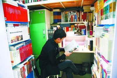 書癡男孩寢室辦微型“圖書館” 過半生活費用來買書