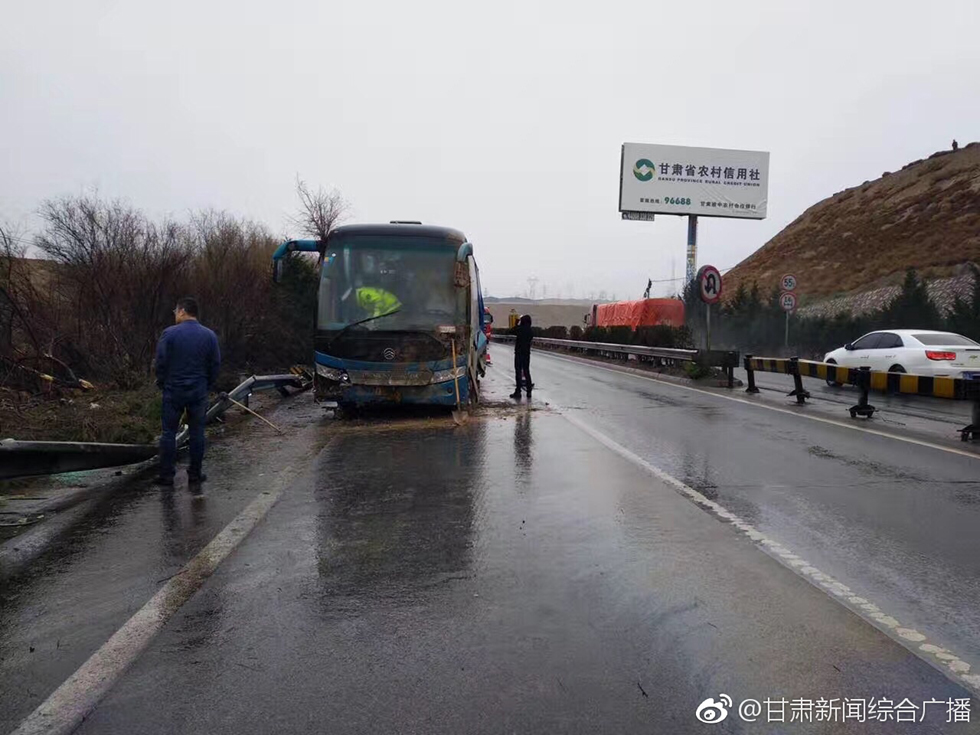 蘭州大學校車側翻 事故現場曝光令人震驚（組圖）