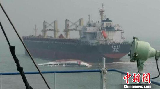 两船在广州港水域触碰致一船翻沉 8名落水人员全获救（图）
