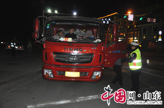 泰山景区交警大队开展渣土车、货车  严重违法集中整治行动