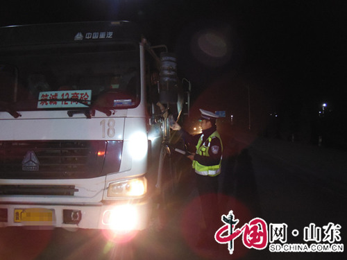 淄博公安交警集中整治渣土、貨車交通違法（圖）