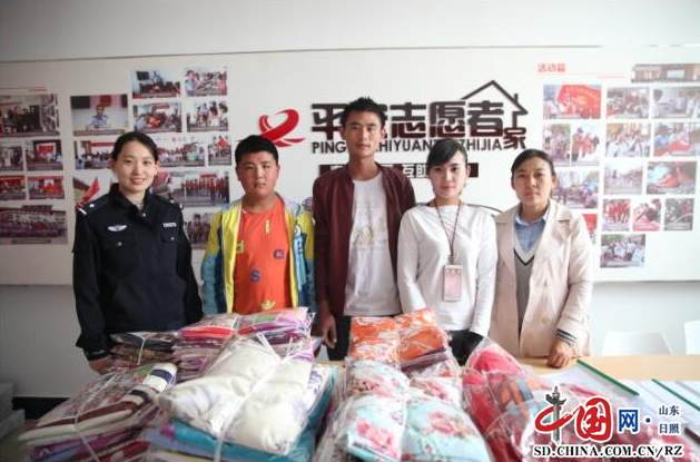 爱心志愿者到莒县公安局平安志愿者协会捐献物资