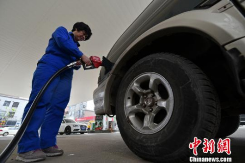 資料圖：山西太原，加油站工作人員為私家車加油。　武俊傑 攝