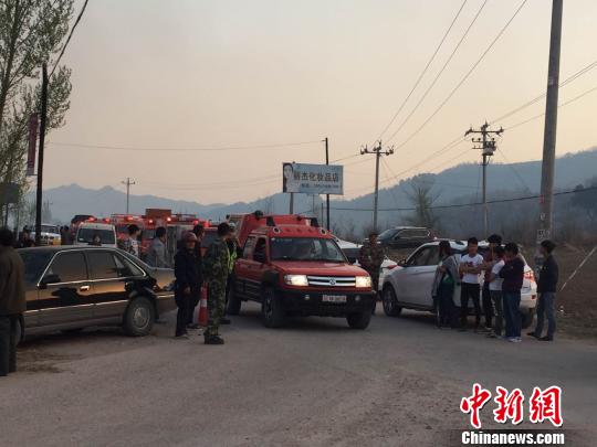 圖為前來救火的消防車。　張帆 攝