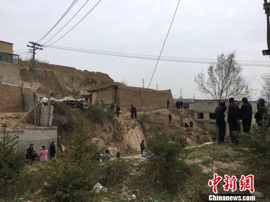 西宁城中一在建民房坍塌4人被埋 其中1人确认遇难