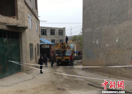 西宁城中一在建民房坍塌4人被埋 其中1人确认遇难
