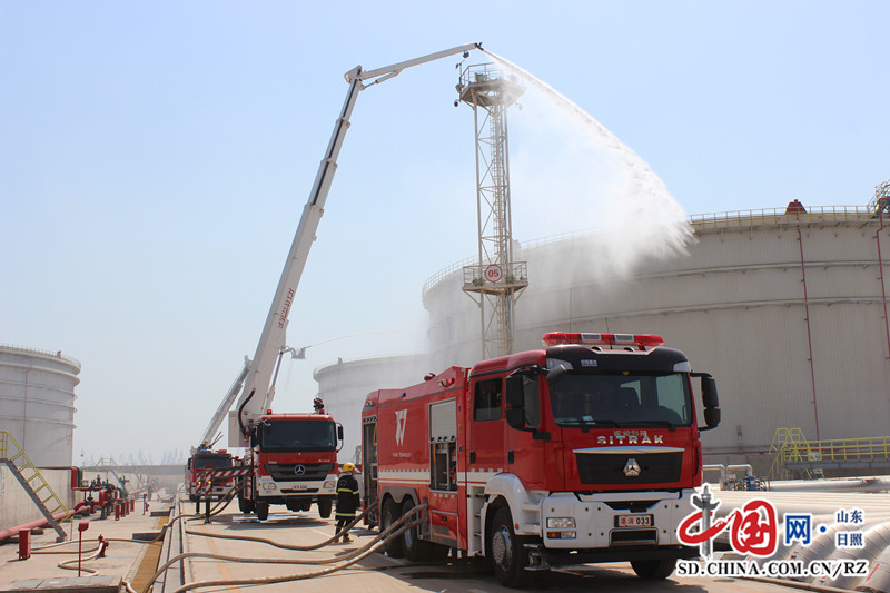 日照港消防组织开展港口大型油罐爆炸救援实战演练