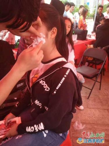 4月23日南昌天虹举办活动给参与者化妆。