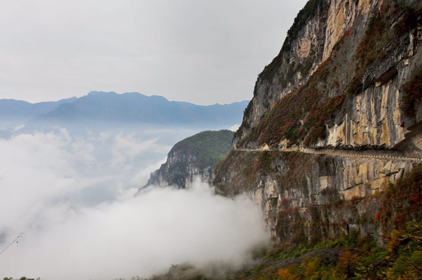 厉害了!重庆村民自发凿出悬崖天路 - 中国网山