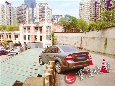 倒車撞護欄懸半空 保險公司：這一撞幾十萬沒了（圖）