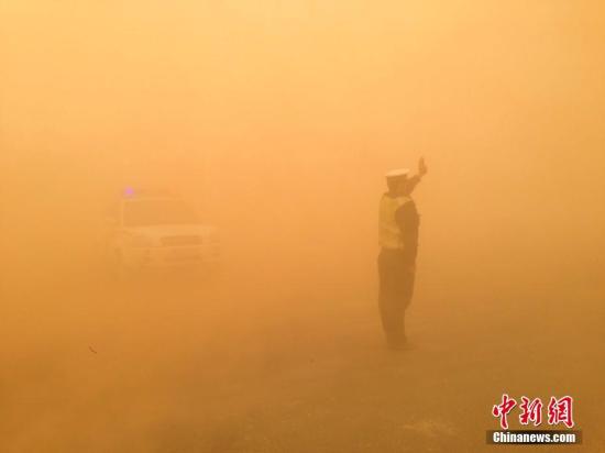 內蒙古西部阿拉善盟此前的沙塵暴天氣。 石斌 攝 