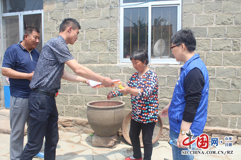 莒县公安局组织平安志愿者看望帮扶贫困群众