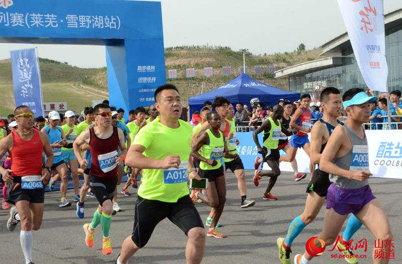 5月14日，2017“跑游山东”半程马拉松系列赛（莱芜·雪野湖站）在山东莱芜鸣枪开跑。来自山东、北京、江苏、河南等地的近2000名跑步爱好者乐跑雪野湖畔、畅享初夏美丽风光。（摄影：胡洪林）