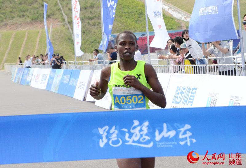选手普瑞思以1小时22分25秒成绩获得半程马拉松的女子组冠军。（摄影：胡洪林）12225