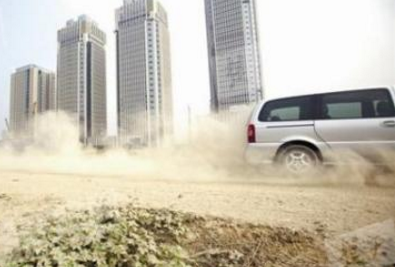 中海国际社区项目大面积渣土未覆盖 行车道路变泥巴地（图）