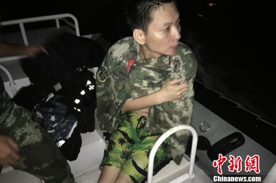 落水人員被救起。海警供圖