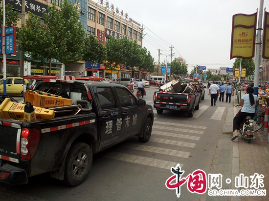 臨沭縣城管局清理違章佔用公共停車位解決市民停車難（圖）