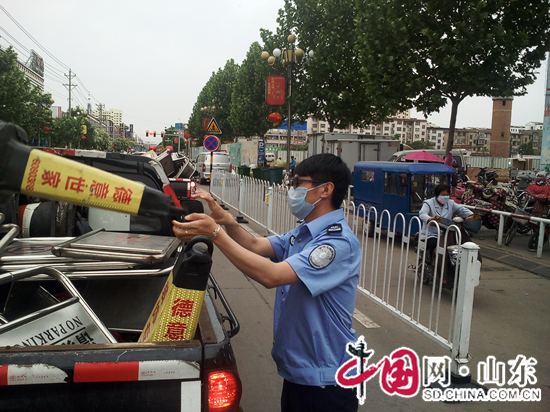 臨沭縣城管局清理違章佔用公共停車位解決市民停車難（圖）