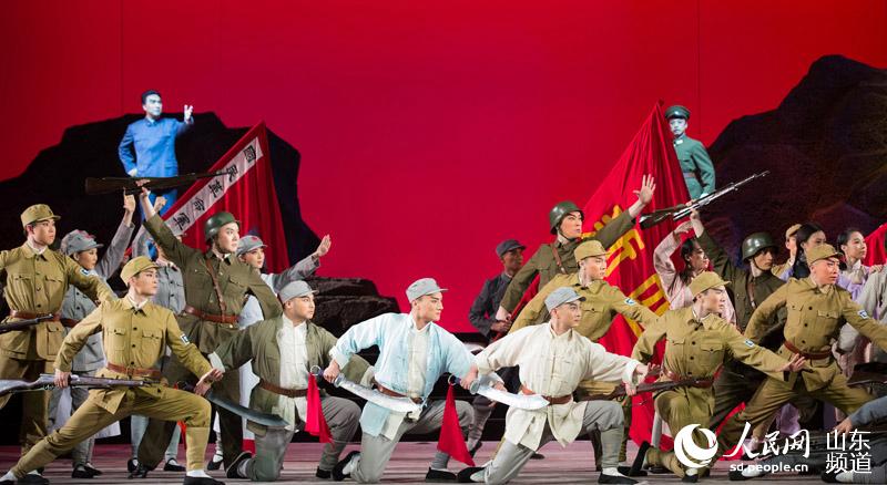 為營造深邃的歷史感，劇中運用了京劇樂隊加交響樂隊的配置，很快把演員和觀眾帶入到那個年代和情境。（攝影：王建）