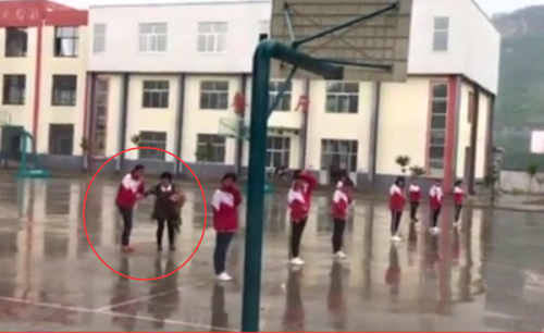 在另一段視頻中，學校食堂員工曾勸學生避雨未果。.png
