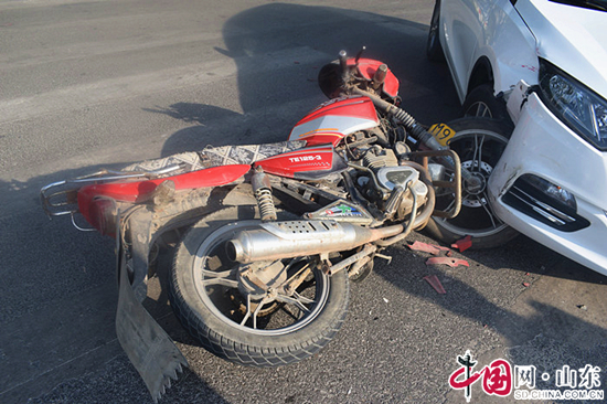 濱州博興：轎車路口左轉彎搶行撞上摩托車（組圖）