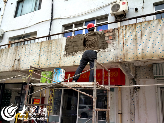 东港区石臼街道观海苑建材市场拆违行动进展顺利