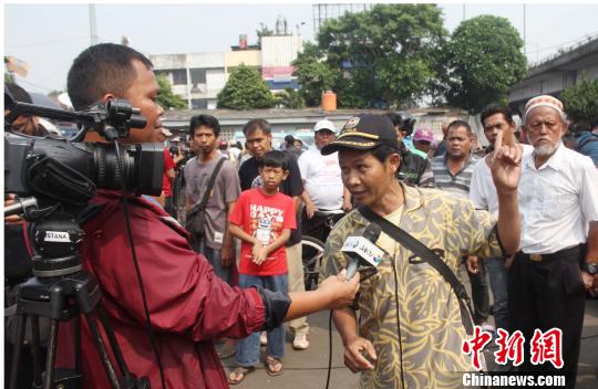 圖為一名附近居民在介紹爆炸發生時的情形。　林永傳 攝