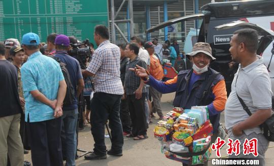 圖為小商販在現場賣食品。　林永傳 攝