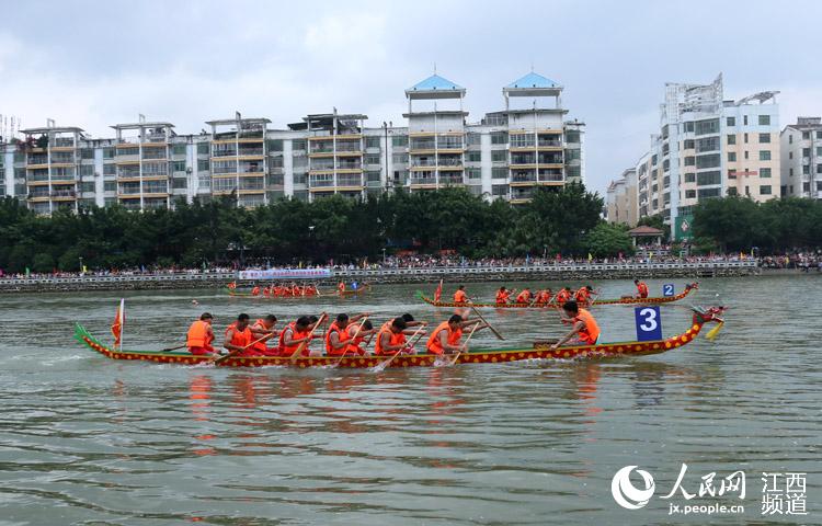 江西全南縣2017年龍舟賽在該縣桃江河畔精彩上演。