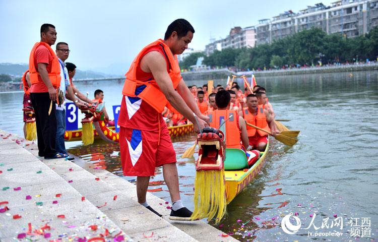 江西全南县2017年龙舟赛在该县桃江河畔精彩上演。