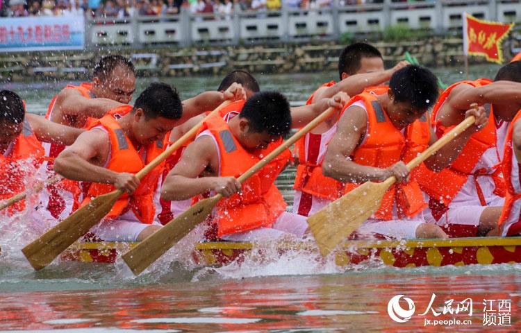 江西全南县2017年龙舟赛在该县桃江河畔精彩上演。