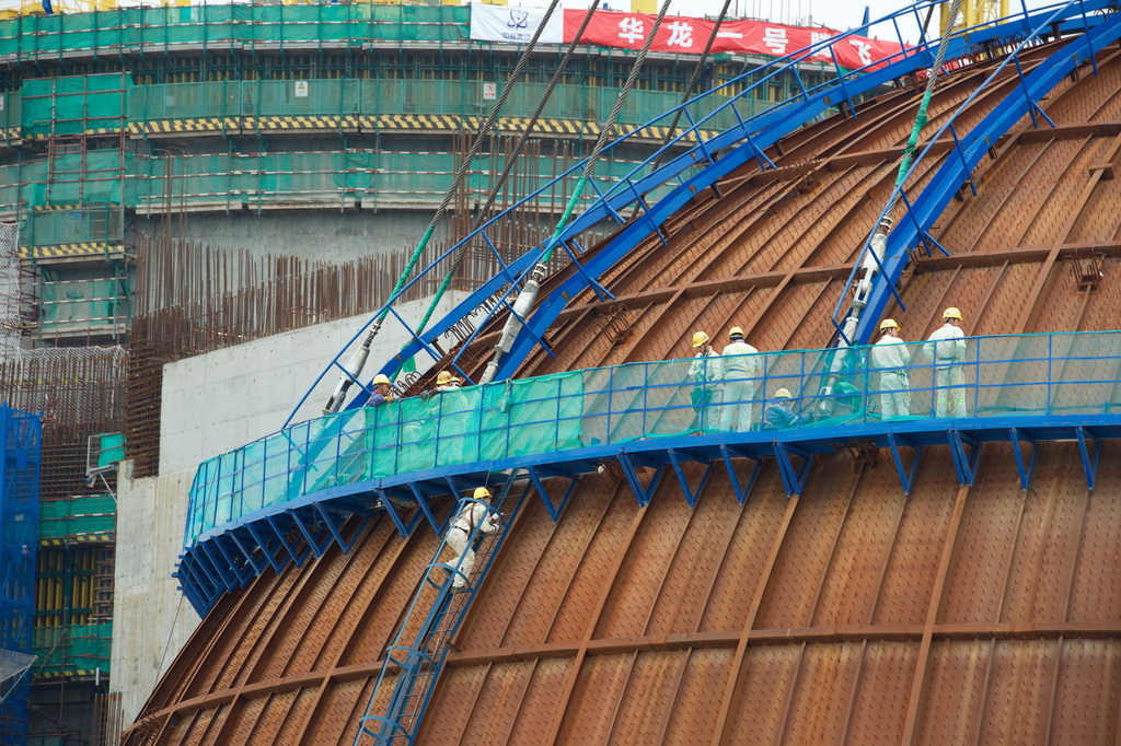 5月25日，福清核电5号机组工程人员在进行穹顶吊装准备工作。 新华社记者 姜克红 摄