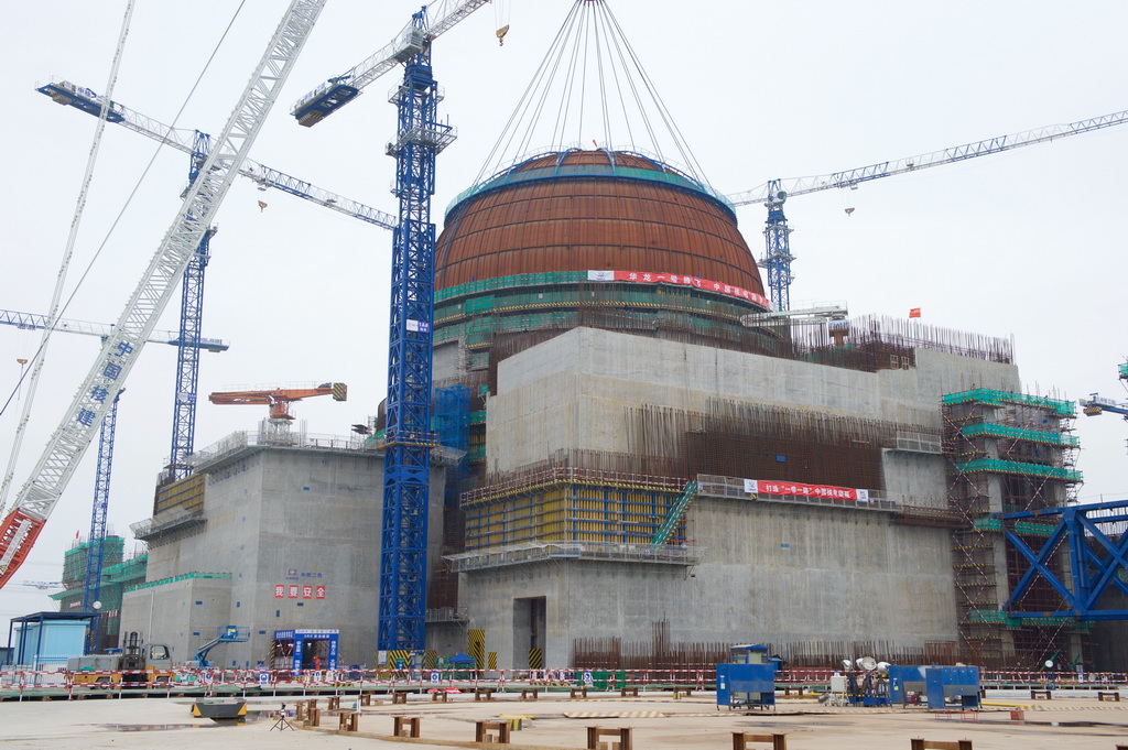 5月25日，完成穹顶吊装的福清核电5号机组。新华社记者 姜克红 摄