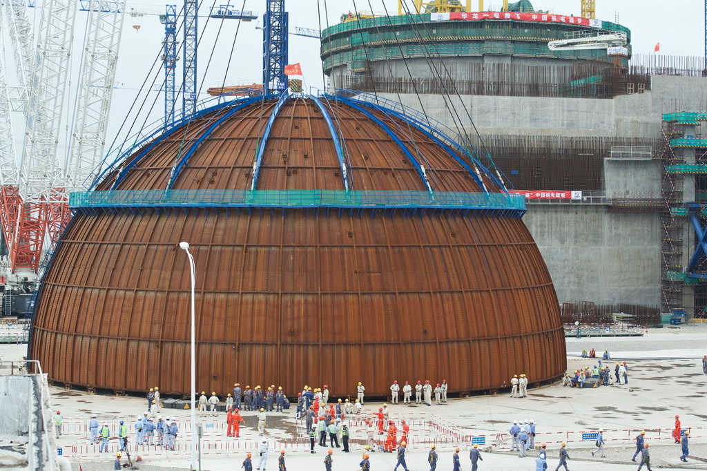 5月25日，福清核電5號機組工程人員在進行穹頂吊裝準備工作。 新華社記者 姜克紅 攝