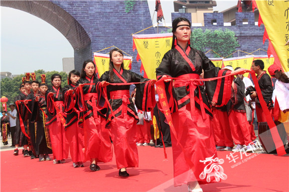 着 汉服 遵古礼祭祀.记者 舒婷 摄遵循古礼祭祀 屈原.