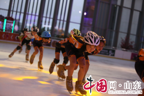 淄博市首家“冰上运动训练基地”授予华润冰纷万象滑冰场（组图）