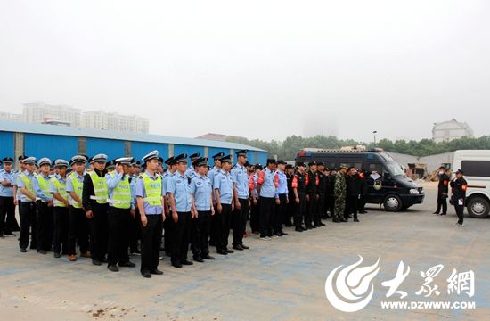 石臼街道对辖区4处重点区域违章建设开展集中拆除行动