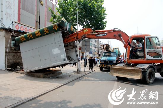 石臼街道对辖区4处重点区域违章建设开展集中拆除行动