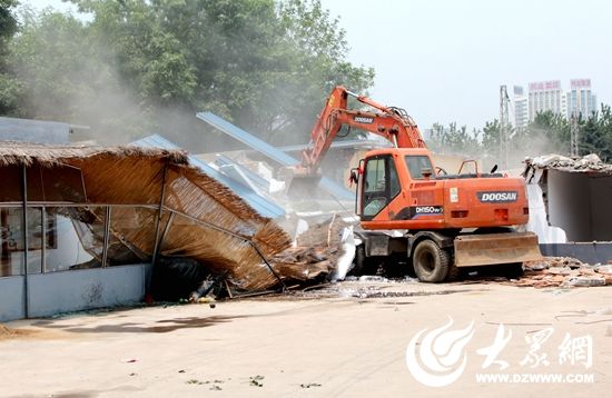 石臼街道对辖区4处重点区域违章建设开展集中拆除行动