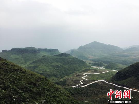 通往貴定縣沿山鎮底至村中藥材基地的崎嶇道路。　楊雲 攝