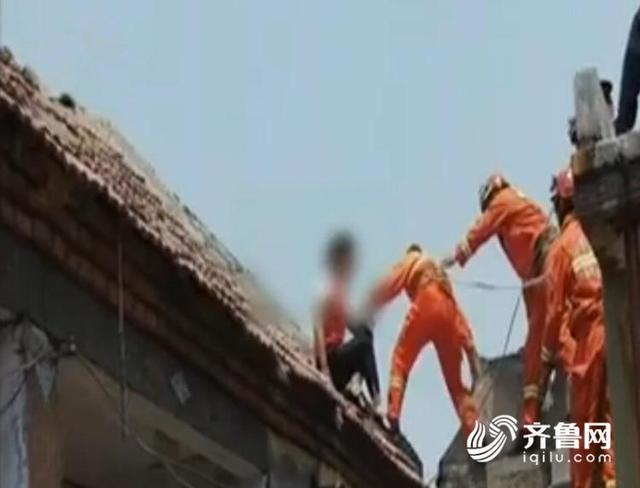 滕州年轻女子爬上房顶欲轻生 消防人员救下轻微中暑