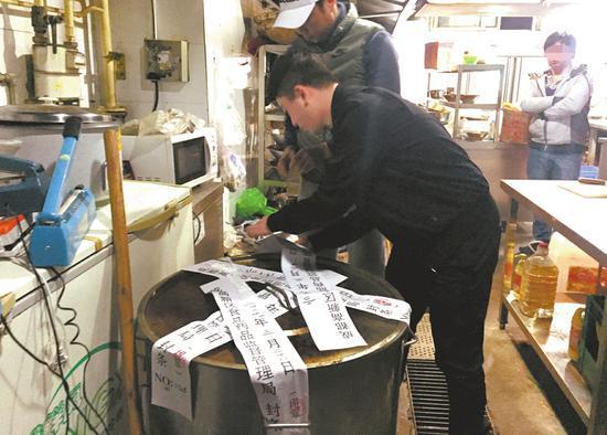 成都老火锅店被查 查获900公斤老油（图）