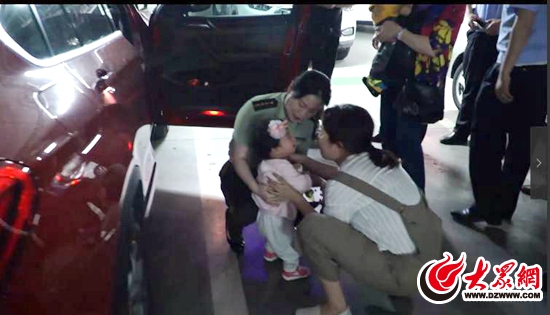 日照一2岁幼童被困密封车内 消防官兵紧急救援