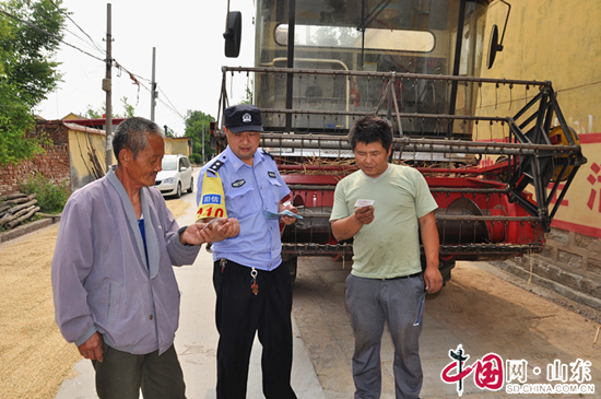 滨州阳信警方：走访收割机主确保麦收安全
