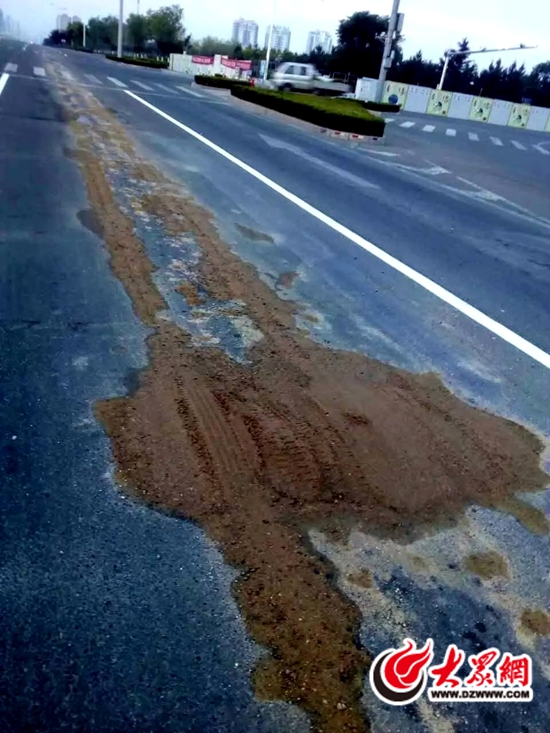 日照渣土車撒漏嚴重 破壞路面污染道路