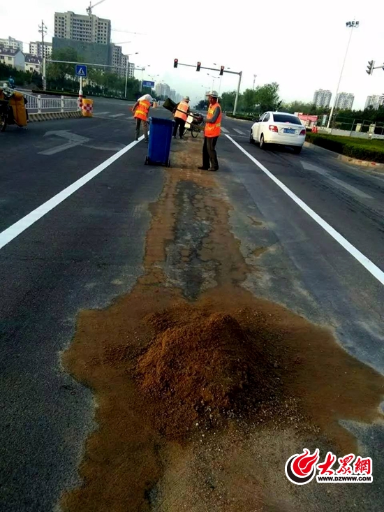 日照渣土車撒漏嚴重 破壞路面污染道路