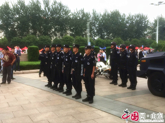 濱州高考場外一群可愛的人：交警、特巡警